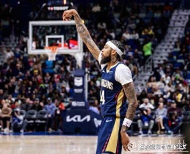 奥尼尔接到布克右侧传球，命中远距离三分